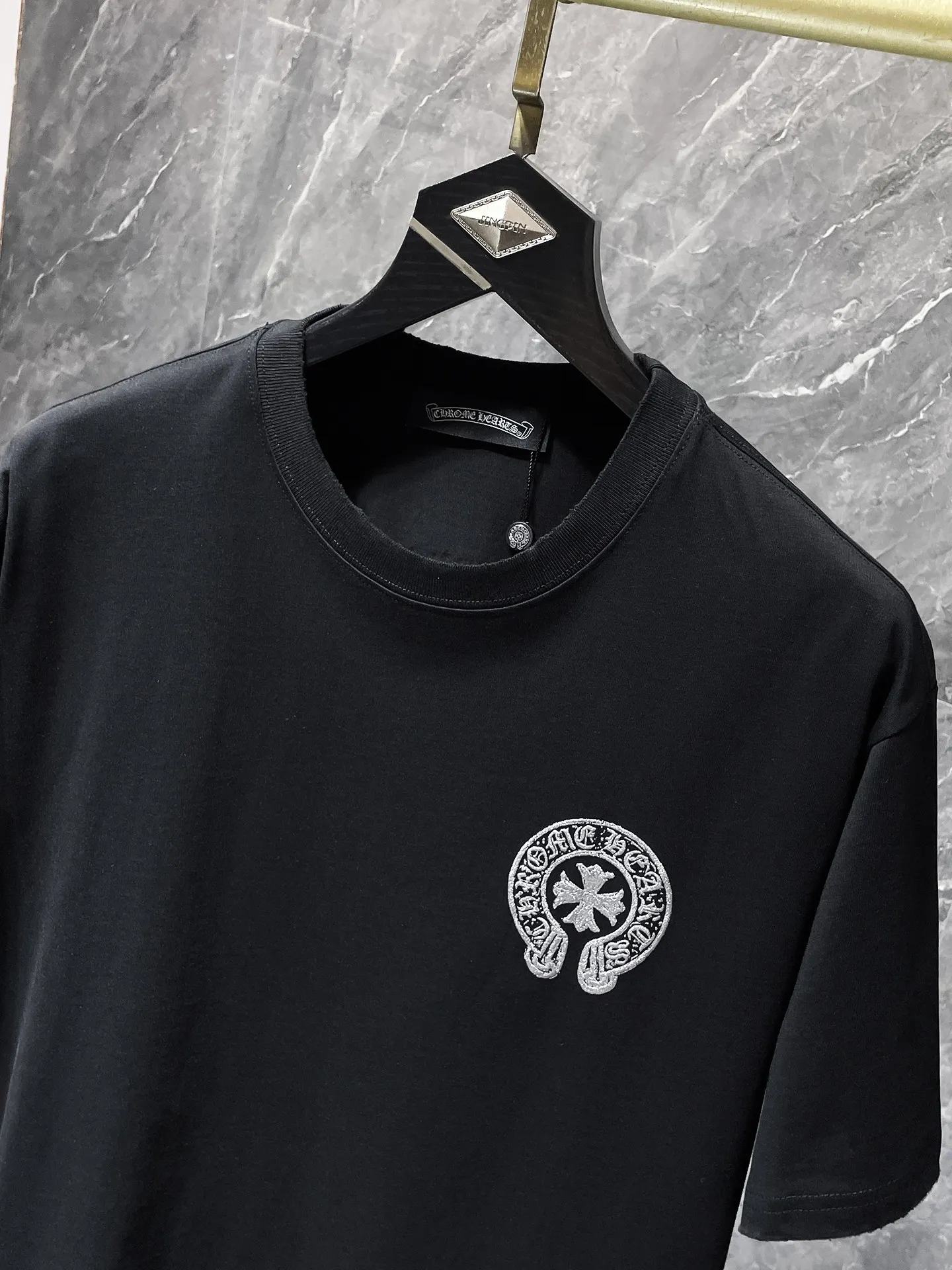 P150 New Chrome Hearts 25ss high version in summer. High gram weight, environmentally friendly and high-quality top fabric. 275g~270g. Chrome retro high-end worn short sleeves. Counter synchronization. Re-engraved version 1:1. Recommended color: black white. Size: S, M, L, XL.
